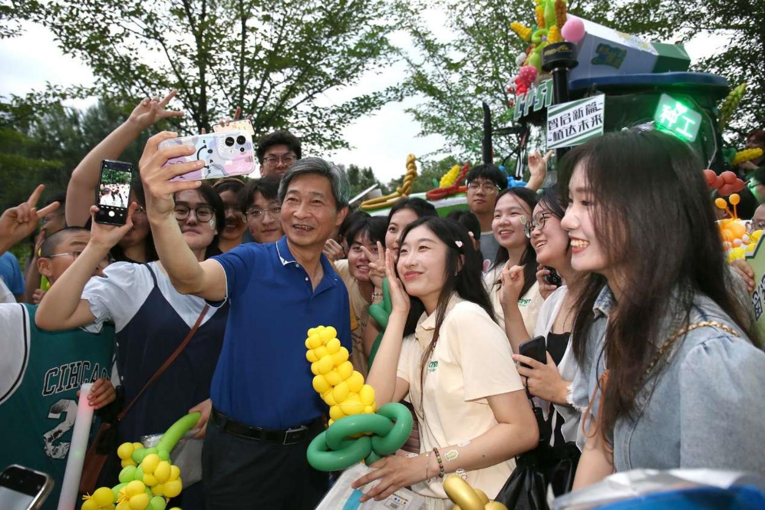 必赢437官方网站党委书记高翅和同学们合影。侯国涛 摄