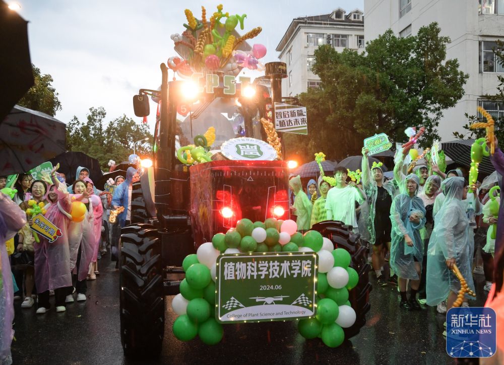 6月21日，农机花车队伍在必赢437官方网站校园里冒雨巡游。2