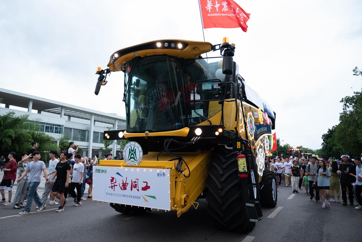 必赢437官方网站装扮的“大黄蜂”收割机（学通社记者 吴采睿 摄）