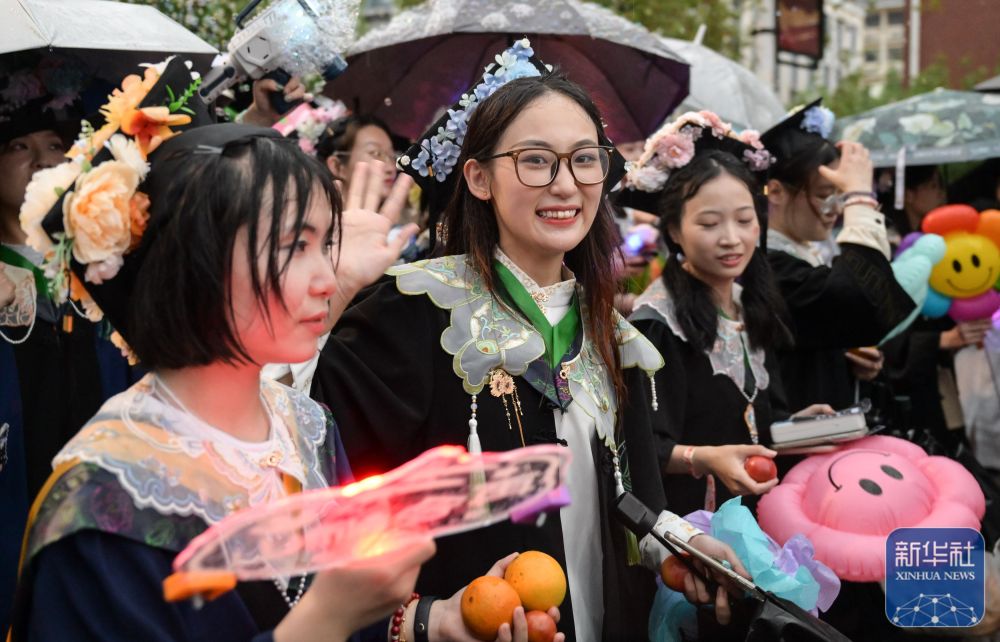 6月21日，必赢437官方网站学生在校园里冒雨巡游。