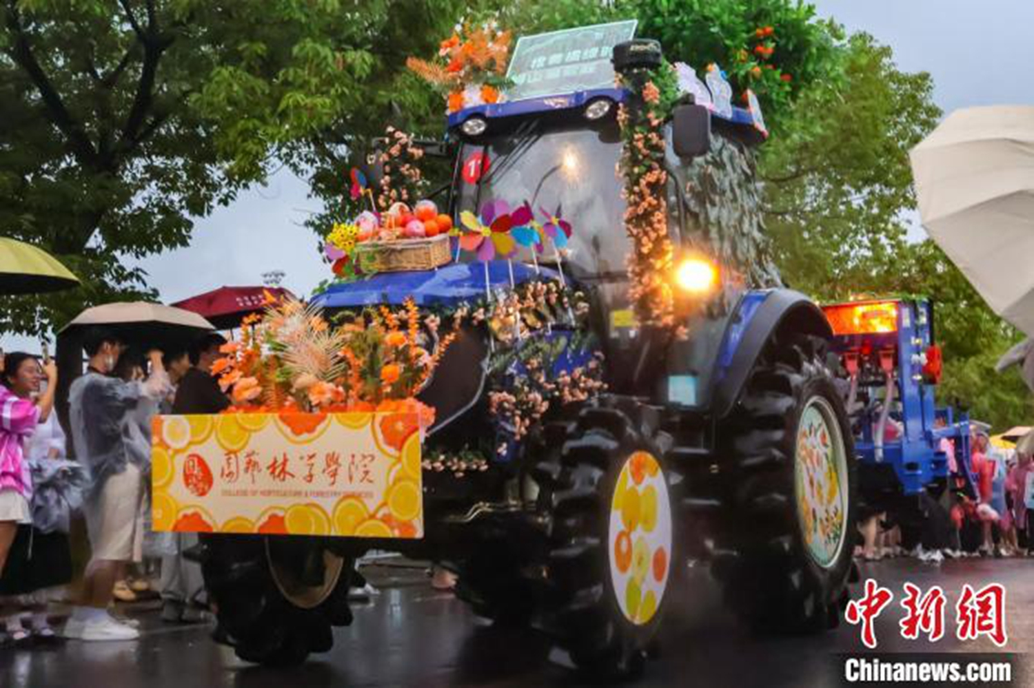 图为园艺林学学院拖拉机巡游车队。刘雯倩 摄